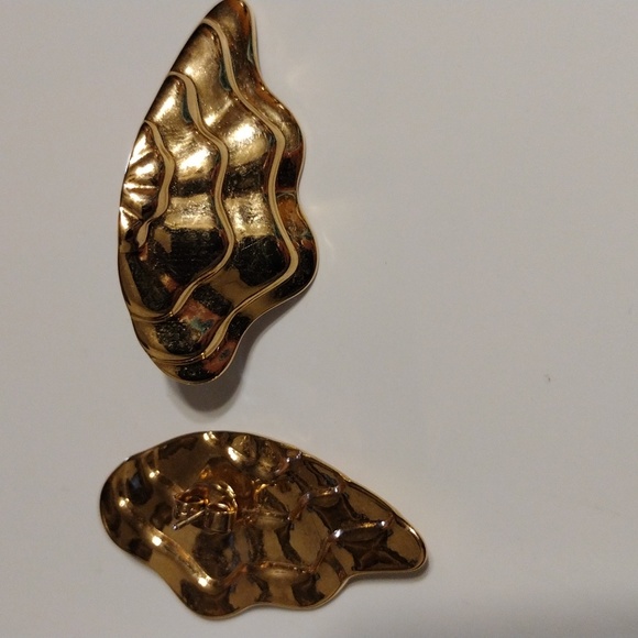 Vintage Avon 1970, Rare Find, gold tone butterfly wings pierced earrings. - Picture 4 of 6